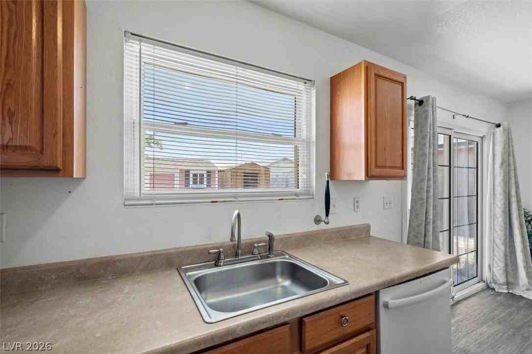 245 Meyers Ave - Photo 6 of 18