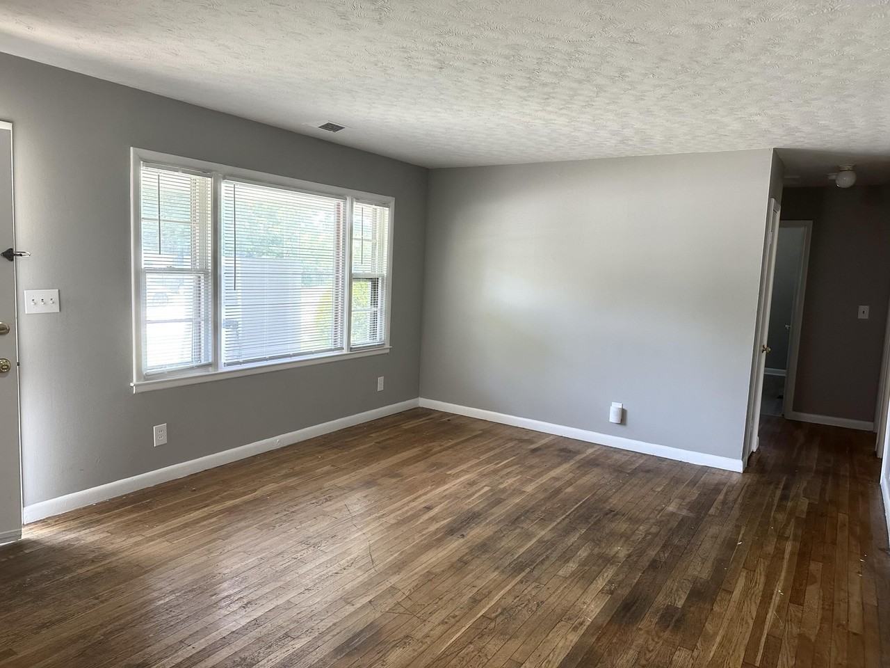 1072 Hudson Ave - Photo 2 of 11