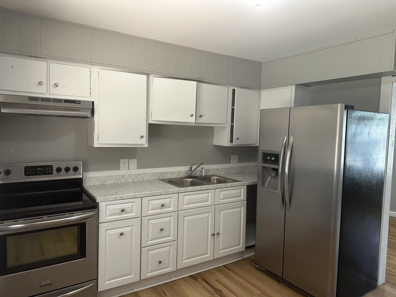 1072 Hudson Ave - Photo 3 of 11