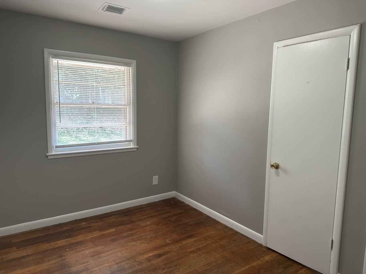 1072 Hudson Ave - Photo 4 of 11
