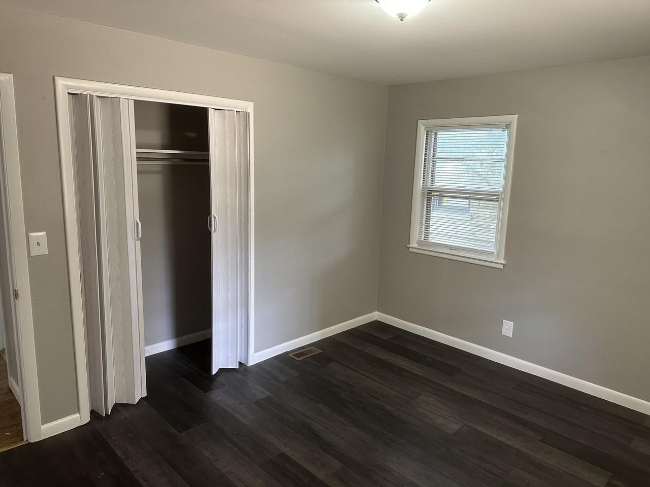 1072 Hudson Ave - Photo 5 of 11