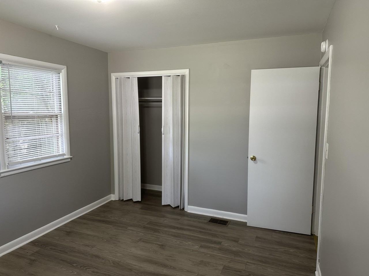 1072 Hudson Ave - Photo 6 of 11