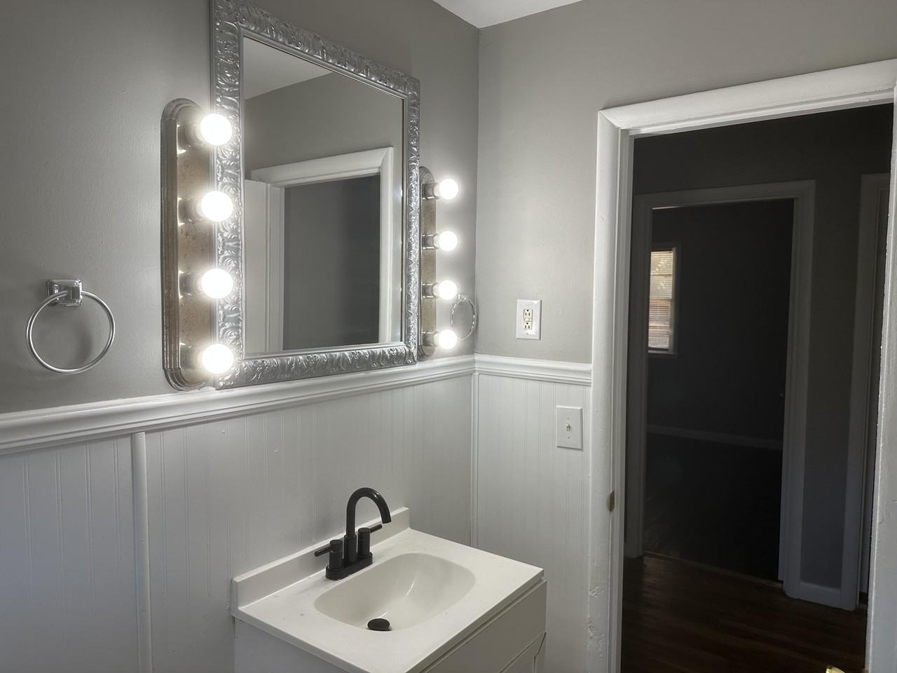 1072 Hudson Ave - Photo 7 of 11