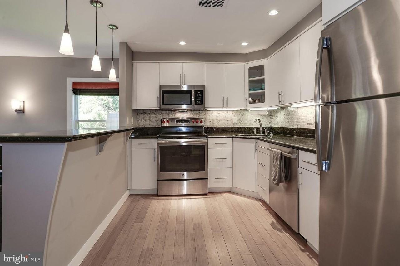 144 N Bedford St - Photo 4 of 36
