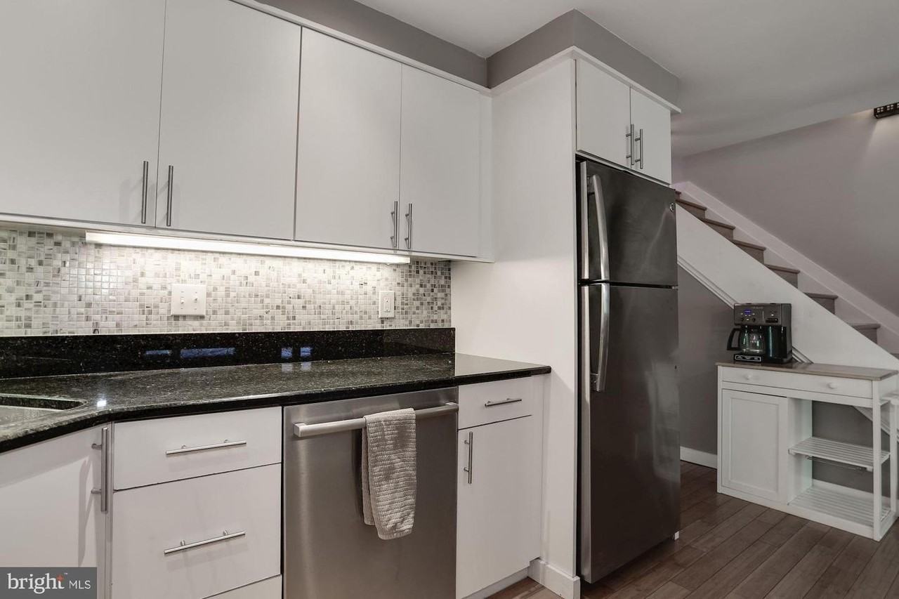 144 N Bedford St - Photo 5 of 36