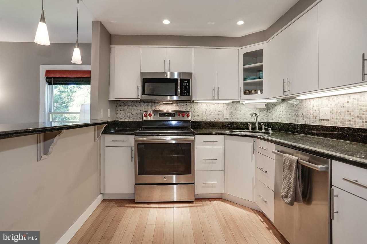 144 N Bedford St - Photo 6 of 36
