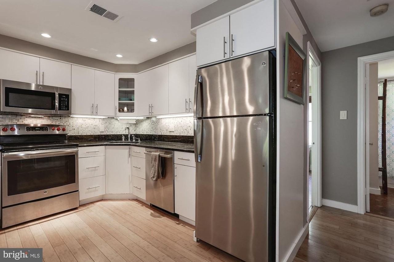 144 N Bedford St - Photo 7 of 36