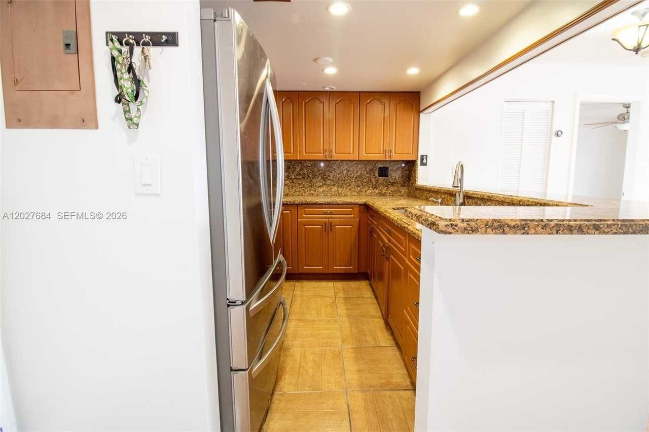 995 Sw 84th Ave #408 - Photo 5 of 38