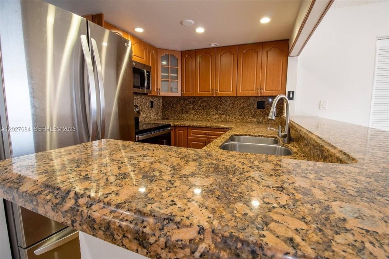 995 Sw 84th Ave #408 - Photo 6 of 38