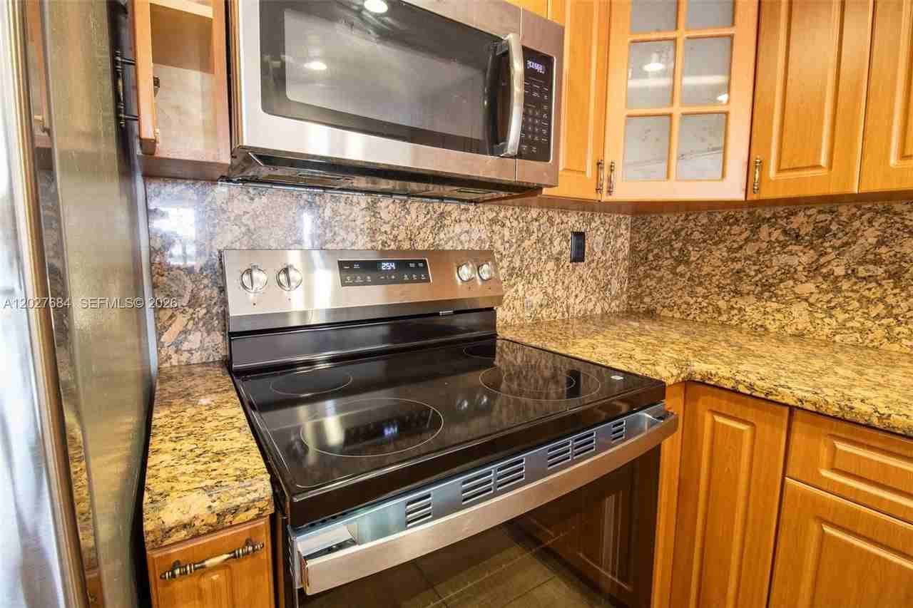 995 Sw 84th Ave #408 - Photo 7 of 38