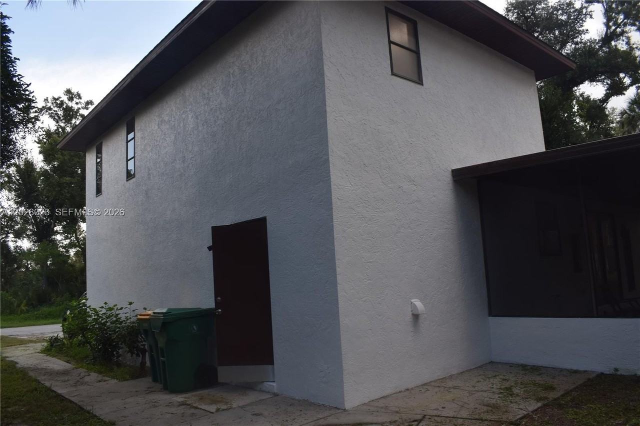 17113 Russell Ave - Photo 3 of 21