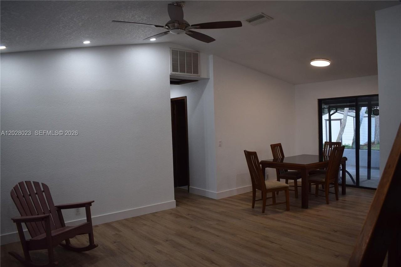 17113 Russell Ave - Photo 4 of 21