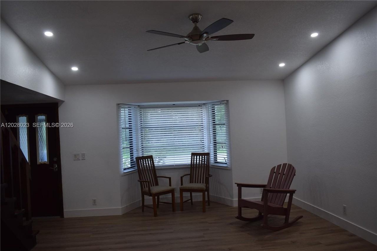 17113 Russell Ave - Photo 5 of 21