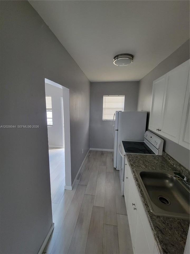 1720 Nw 1st Pl #1 - Photo 3 of 13