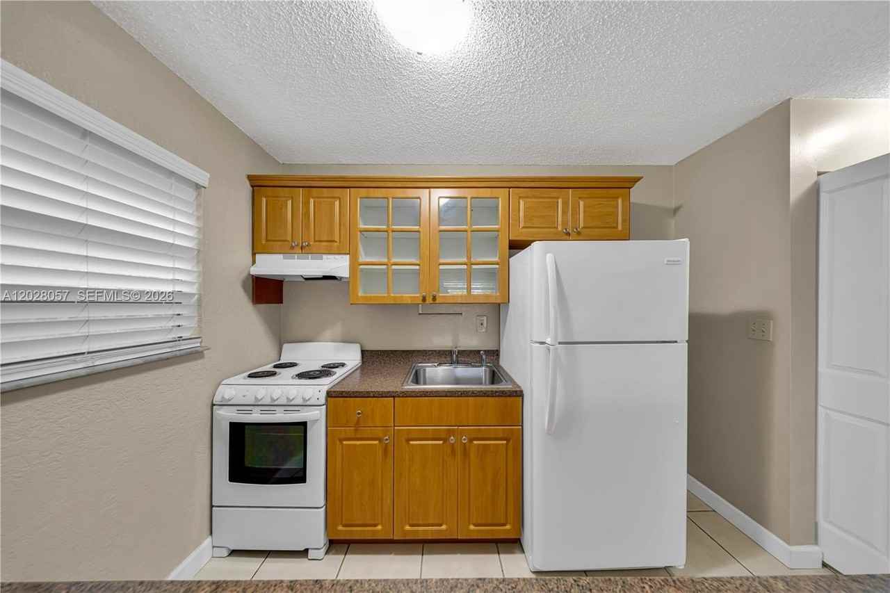 9751 Wayne Ave #6 - Photo 5 of 25