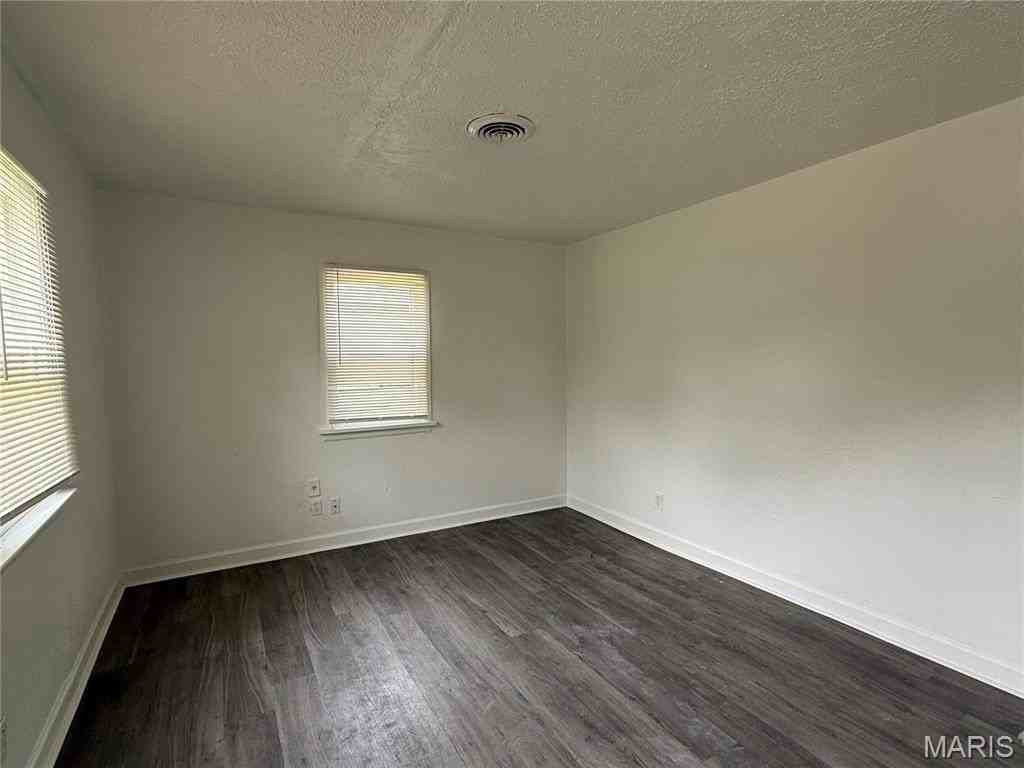 470 Mueller Ave - Photo 3 of 8