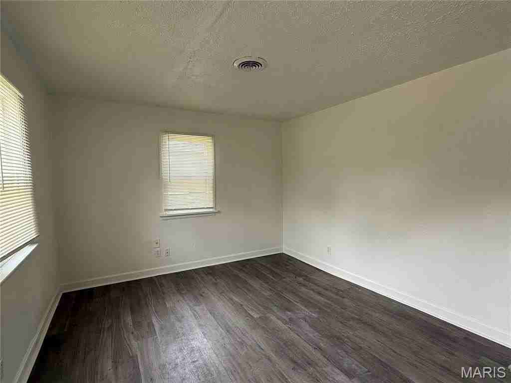 470 Mueller Ave - Photo 4 of 8