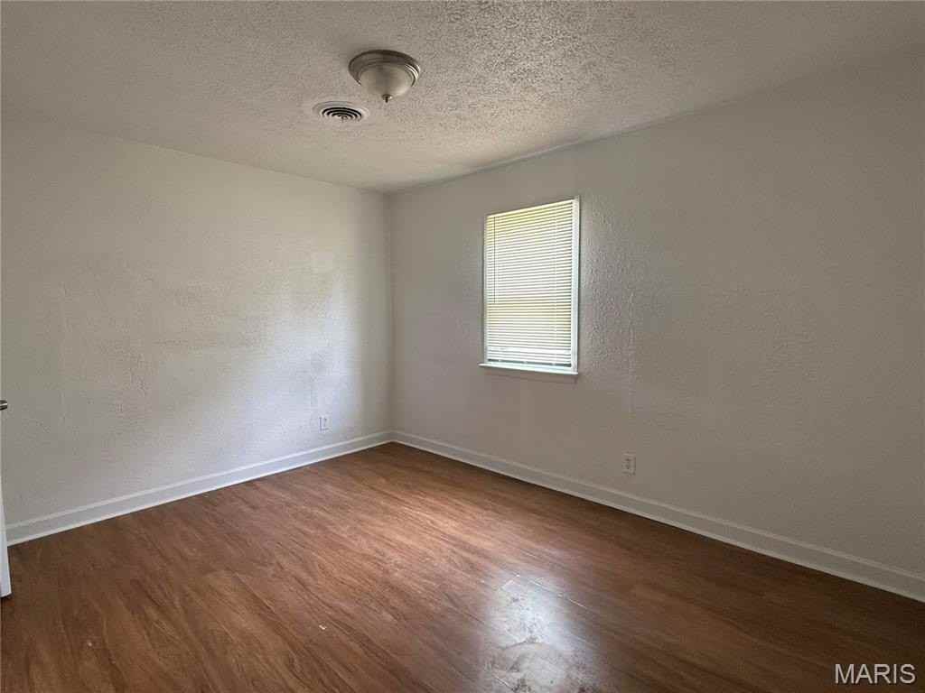 470 Mueller Ave - Photo 5 of 8
