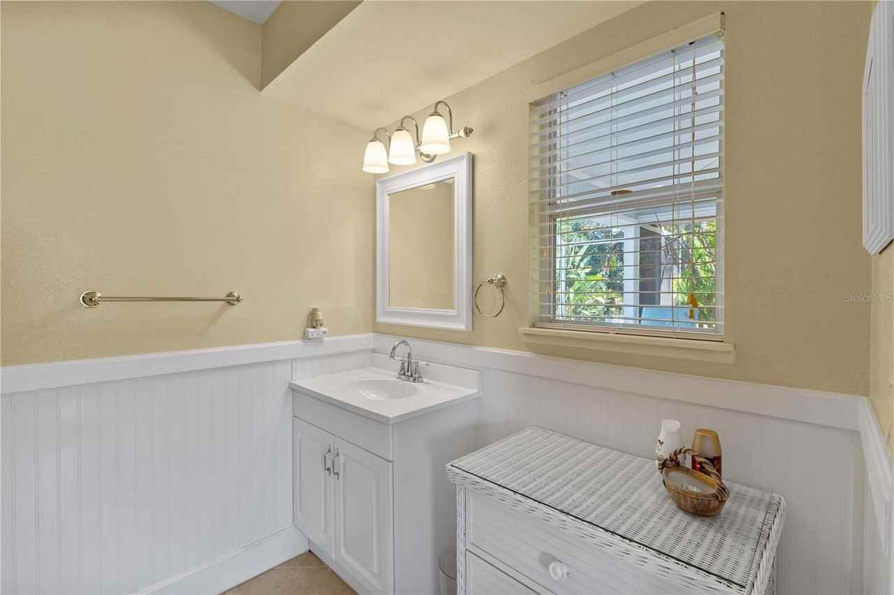 7860 Holiday Dr - Photo 5 of 36