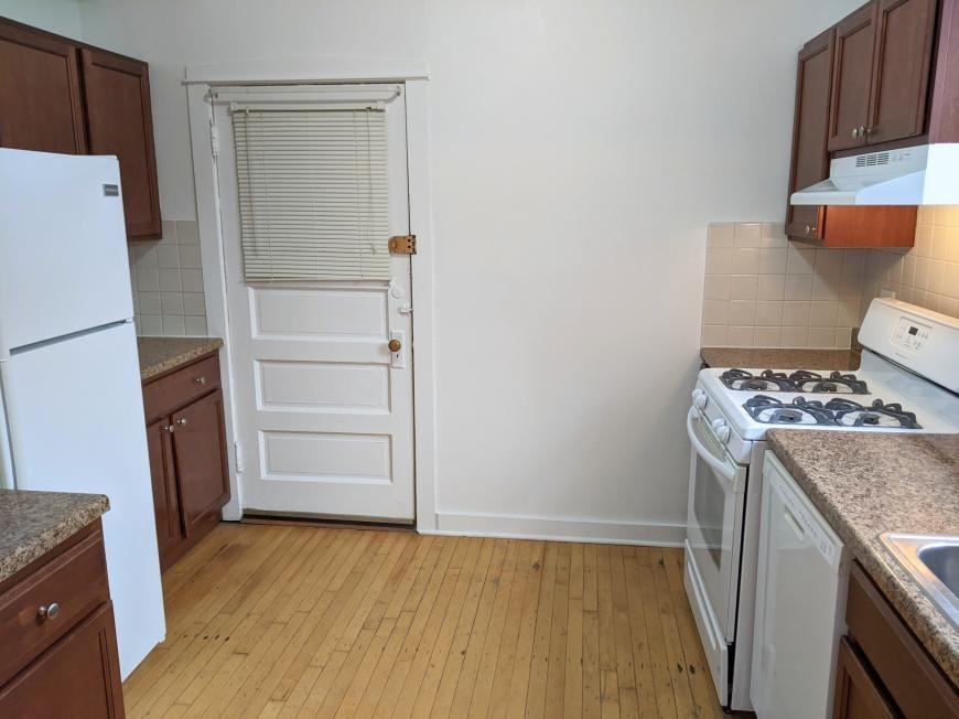 712 Seward St - Photo 4 of 9