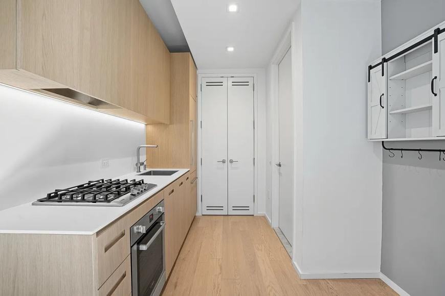 98 Front St - Photo 3 of 8