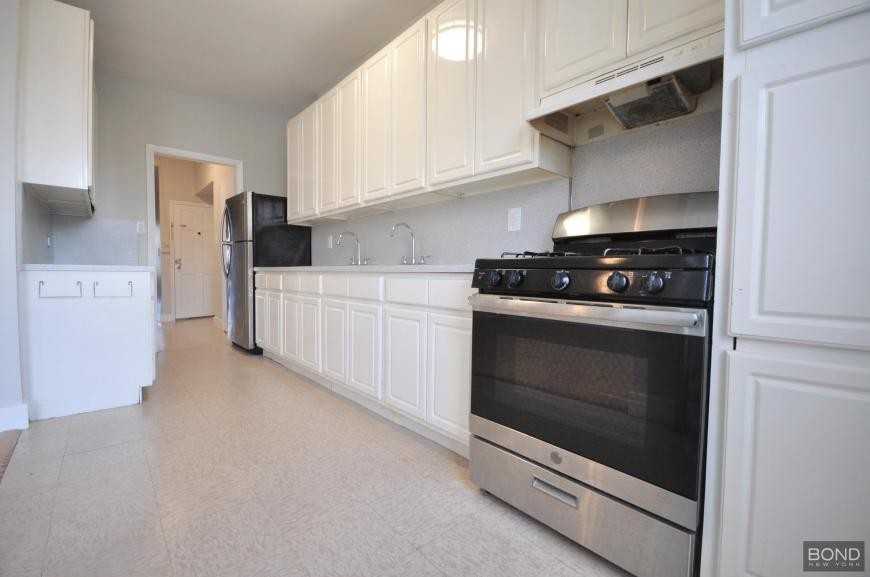 330 Albany Ave - Photo 4 of 9