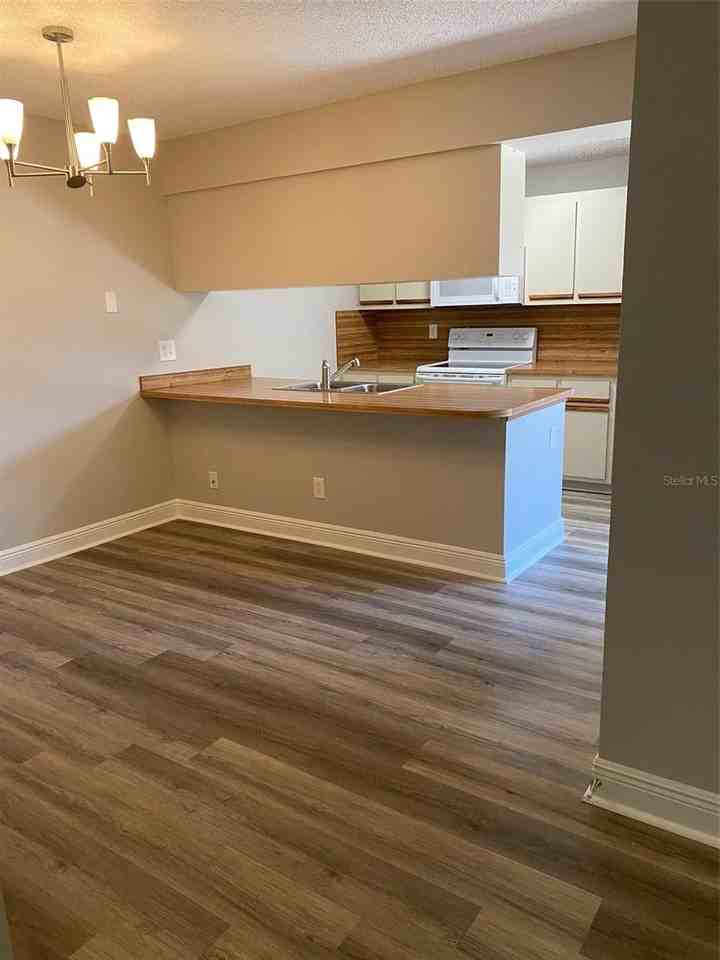 1004 Royal Oak Blvd - Photo 4 of 11
