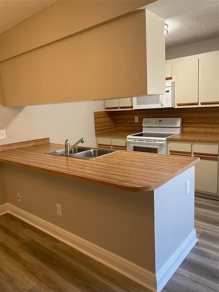 1004 Royal Oak Blvd - Photo 5 of 11