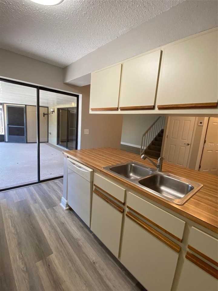 1004 Royal Oak Blvd - Photo 6 of 11