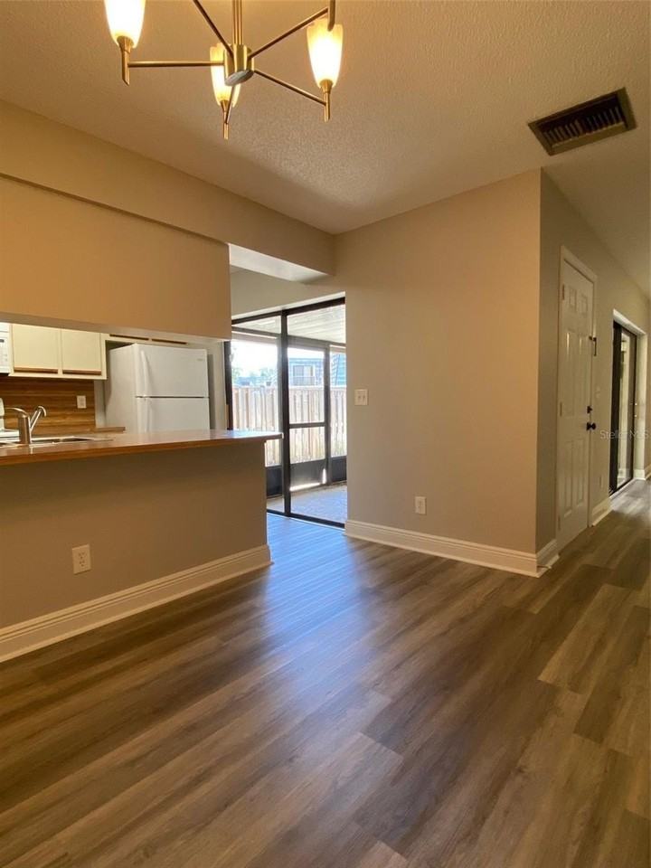 1004 Royal Oak Blvd - Photo 7 of 11