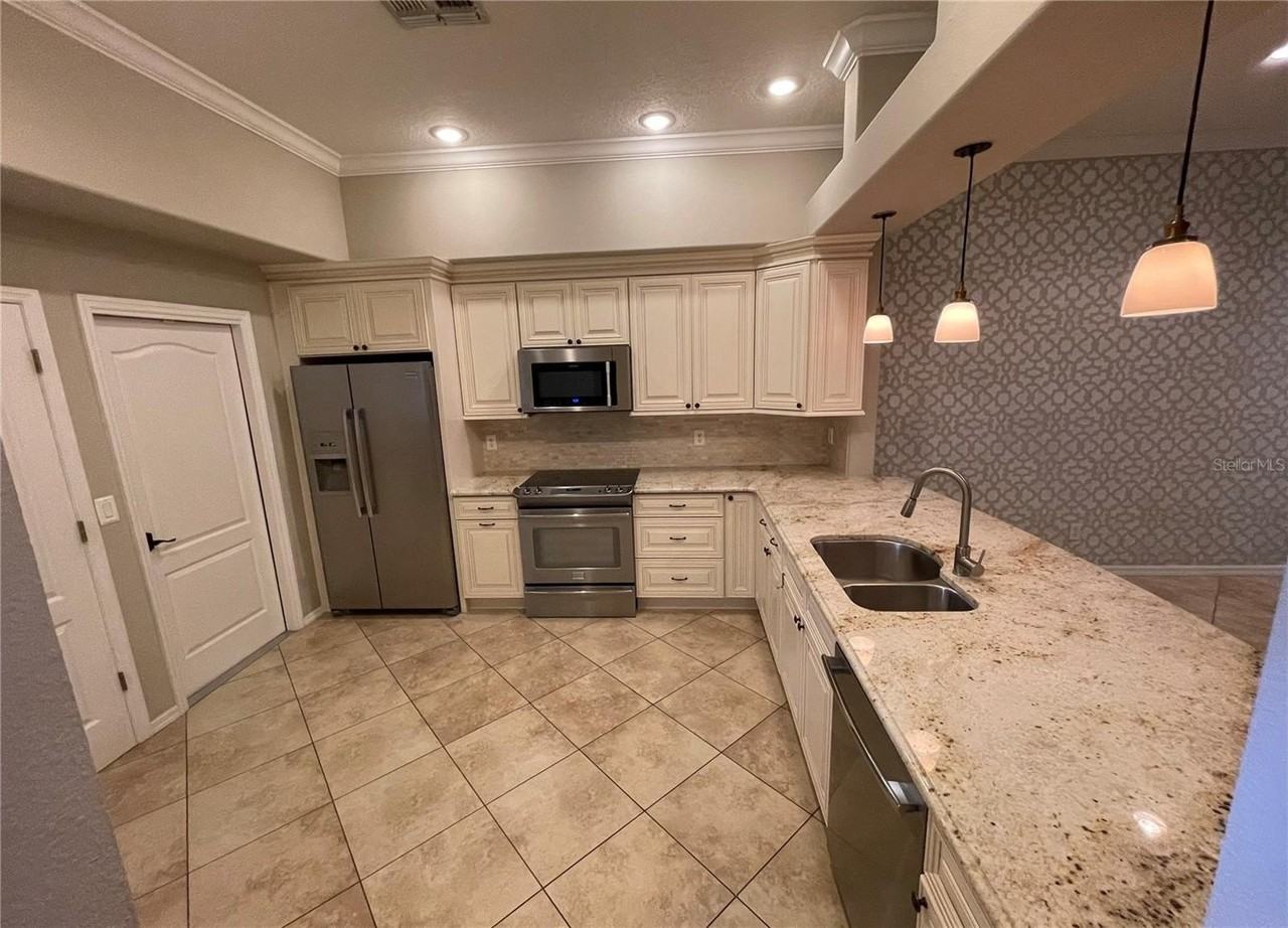 11219 Cedar Hollow Ln - Photo 4 of 26