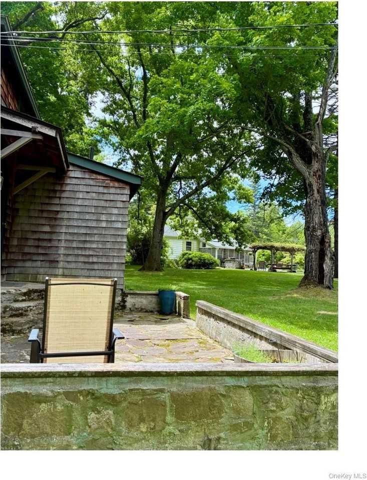 186 Taylor Rd - Photo 4 of 17