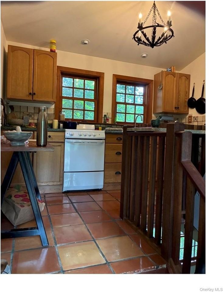 186 Taylor Rd - Photo 5 of 17