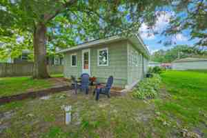 featured image of 42328 N Oak St