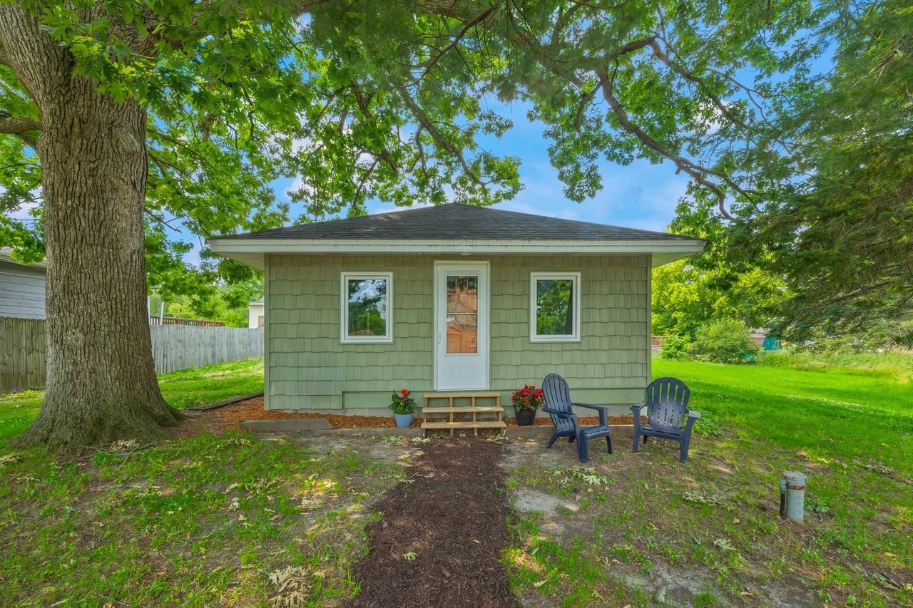 42328 N Oak St - Photo 2 of 18