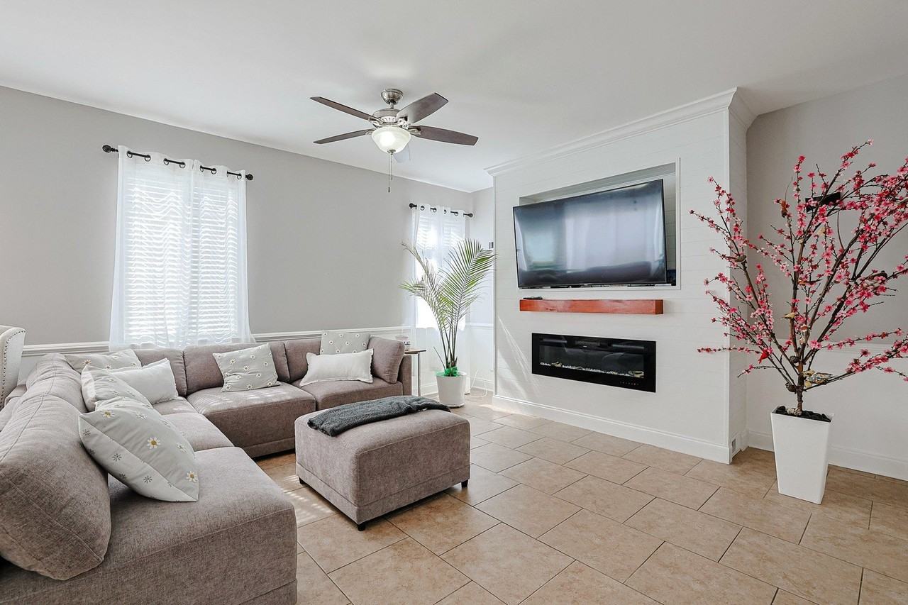 1854 S Fallbrook Dr - Photo 4 of 21
