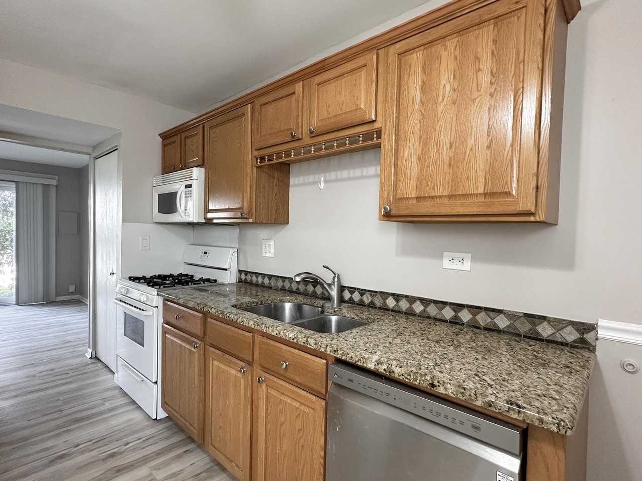 2543 Prairieview Ln S #2543 - Photo 5 of 12