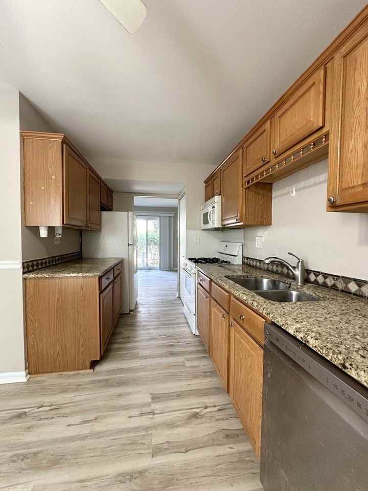 2543 Prairieview Ln S #2543 - Photo 6 of 12