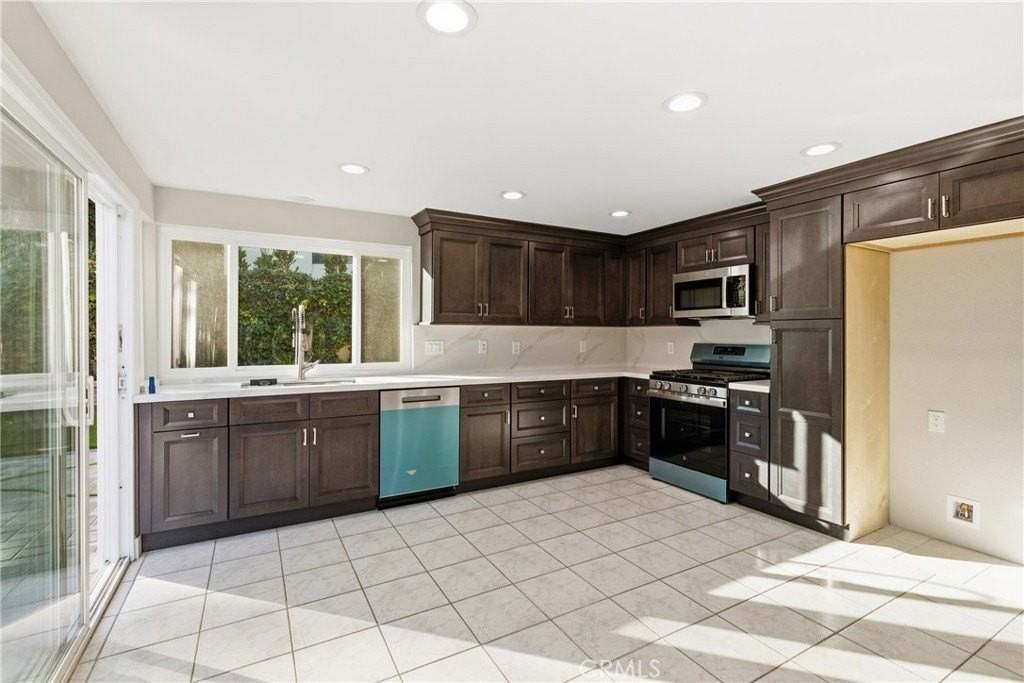 25302 Neptune Dr - Photo 6 of 27