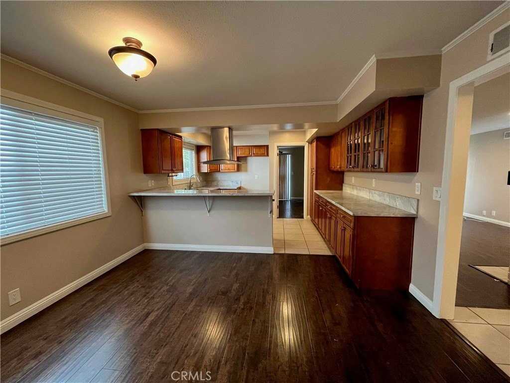 9424 Ethel St - Photo 3 of 31
