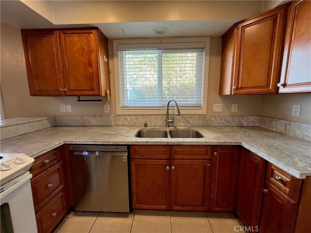 9424 Ethel St - Photo 4 of 31