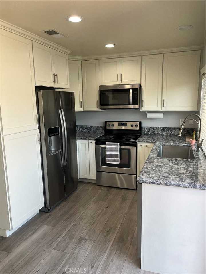 1063 Canyon Spring Ln - Photo 3 of 25