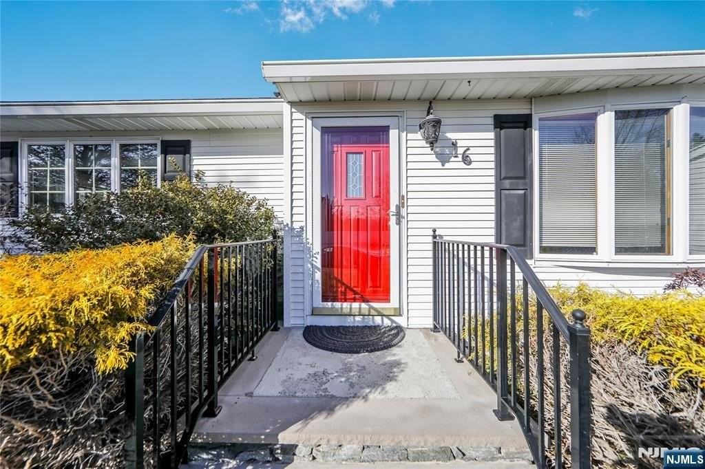16 Glen Pl - Photo 2 of 33