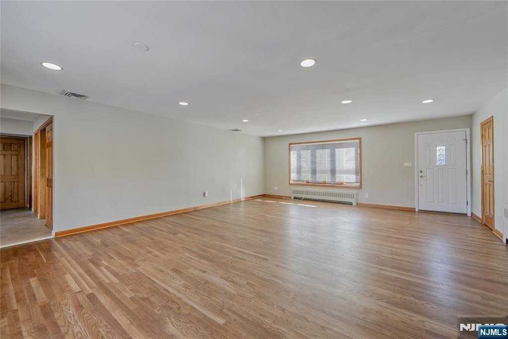 16 Glen Pl - Photo 3 of 33