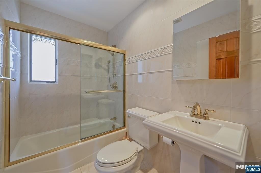 16 Glen Pl - Photo 4 of 33