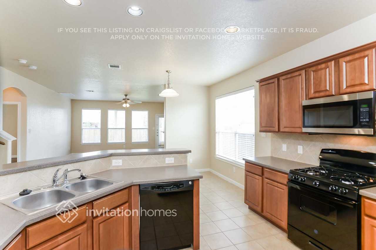 8410 Western Way - Photo 5 of 15