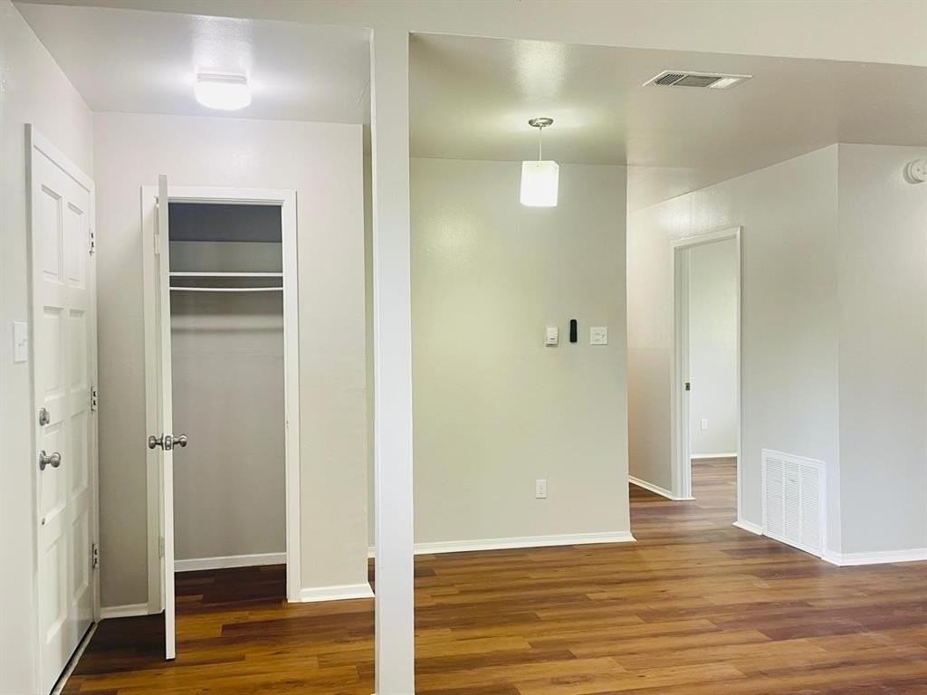 1905 Brookview Dr - Photo 2 of 10