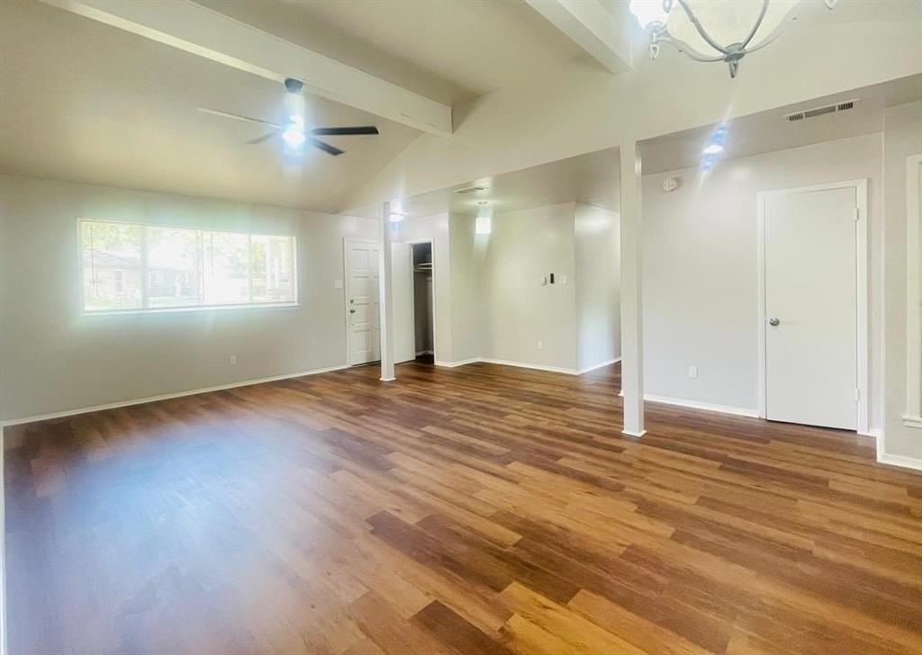 1905 Brookview Dr - Photo 3 of 10