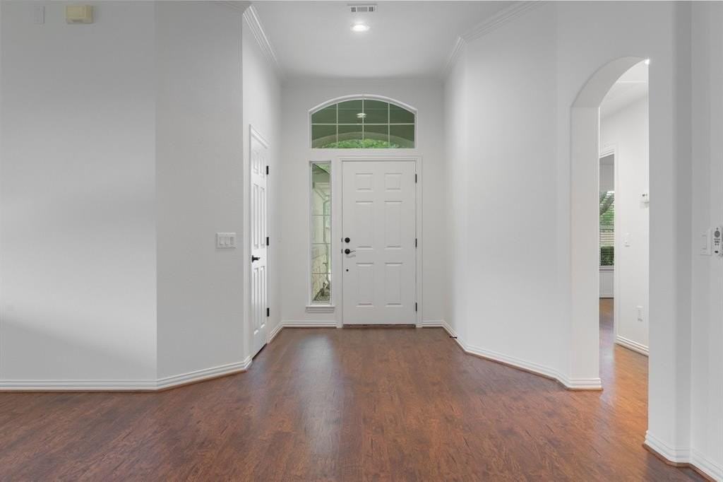 9604 Pinewood Dr - Photo 4 of 33