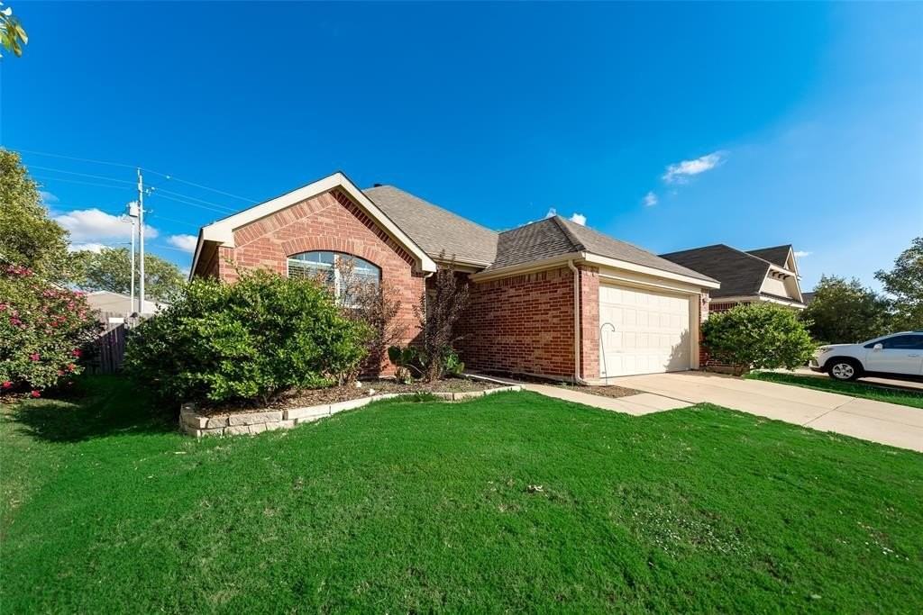 203 Cedar Creek Dr - Photo 2 of 19